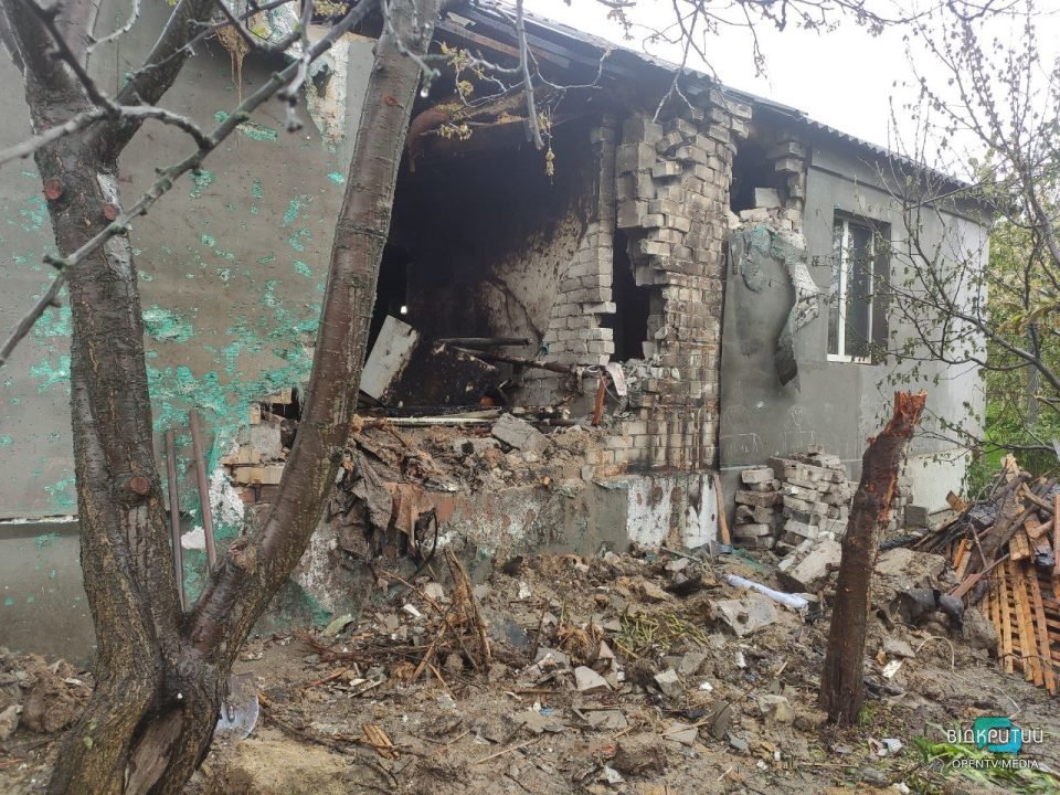 Наслідки ракетного удару окупантів по житловому будинку у Дніпрі (Фото)