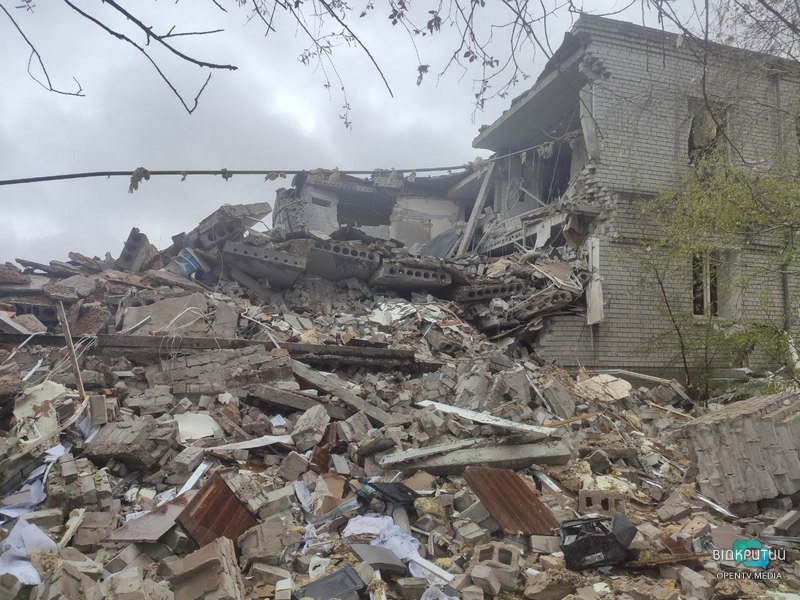 Вибиті вікна і зруйнований дах: наслідки ракетного удару окупантів по приватним підприємствам у Дніпрі - рис. 1