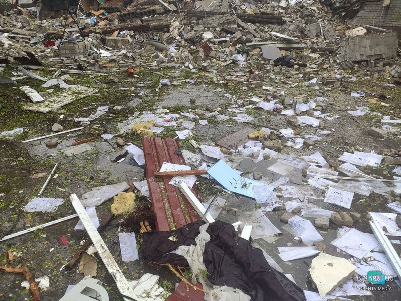 Выбитые окна и разрушеная крыша: последствия ракетного удара оккупантов по частным предприятиям в Днепре - рис. 13