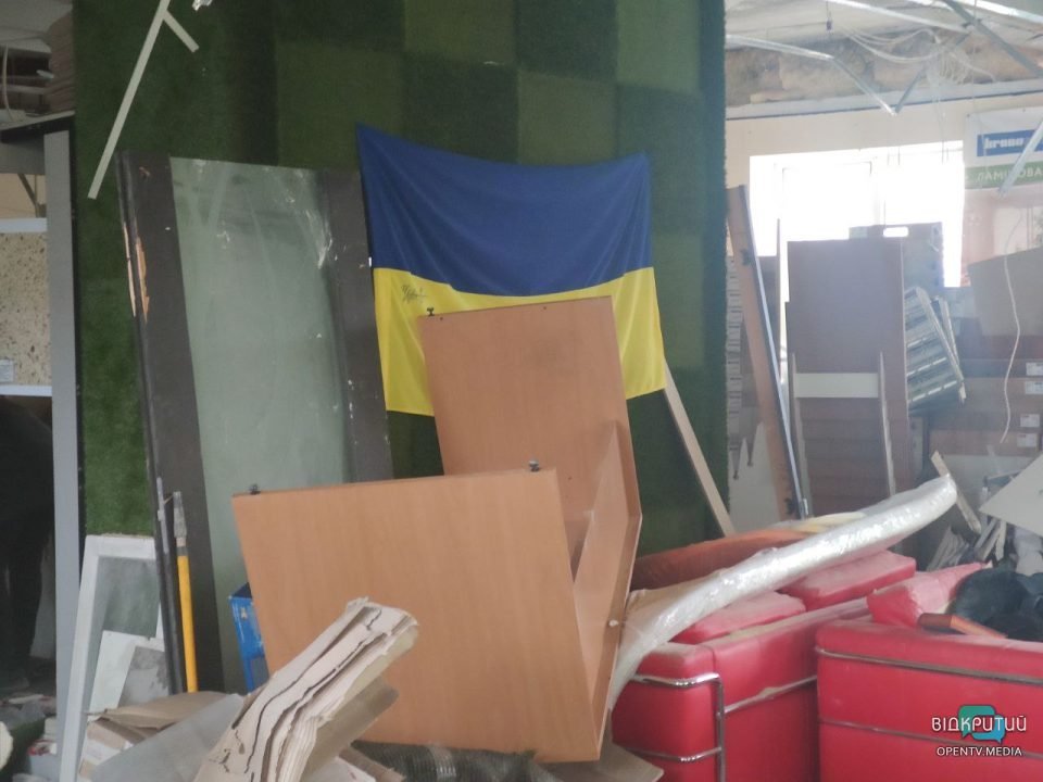 Выбитые окна и разрушеная крыша: последствия ракетного удара оккупантов по частным предприятиям в Днепре - рис. 9