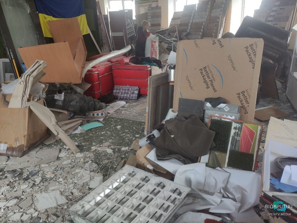 Выбитые окна и разрушеная крыша: последствия ракетного удара оккупантов по частным предприятиям в Днепре - рис. 3