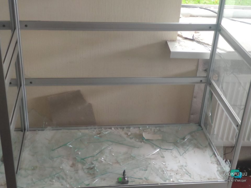Выбитые окна и разрушеная крыша: последствия ракетного удара оккупантов по частным предприятиям в Днепре - рис. 10
