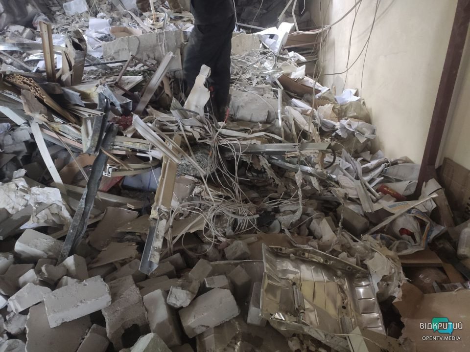 Выбитые окна и разрушеная крыша: последствия ракетного удара оккупантов по частным предприятиям в Днепре - рис. 6