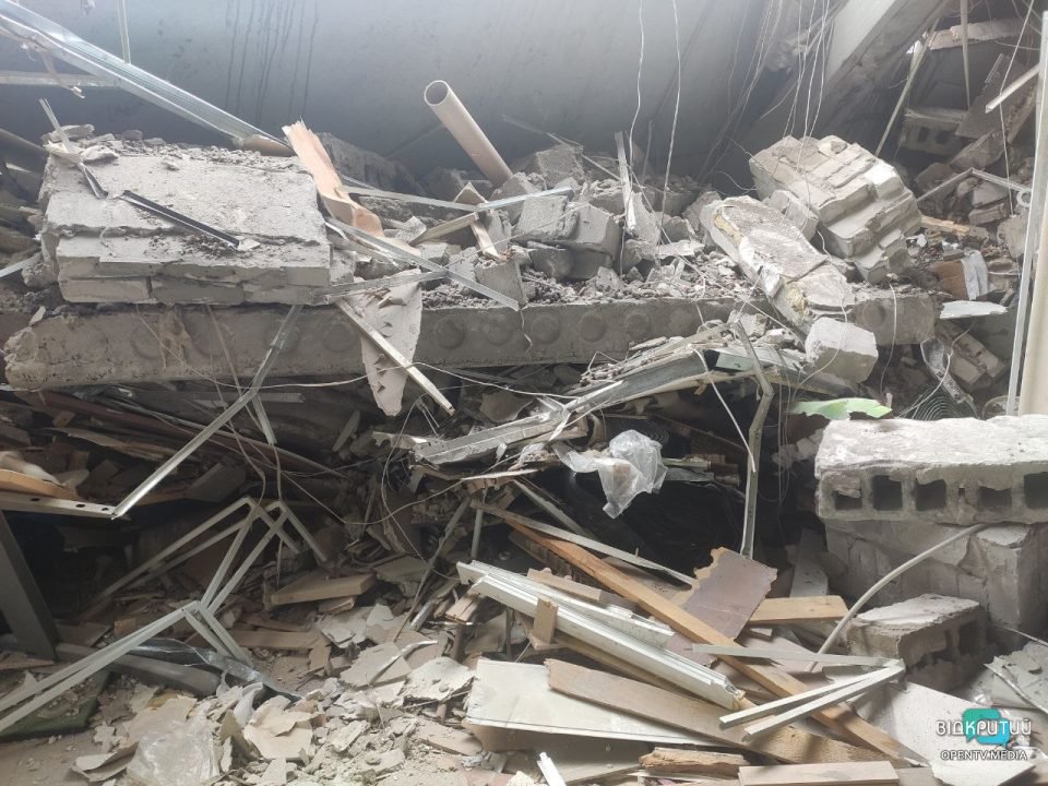 Вибиті вікна і зруйнований дах: наслідки ракетного удару окупантів по приватному підприємству у Дніпрі