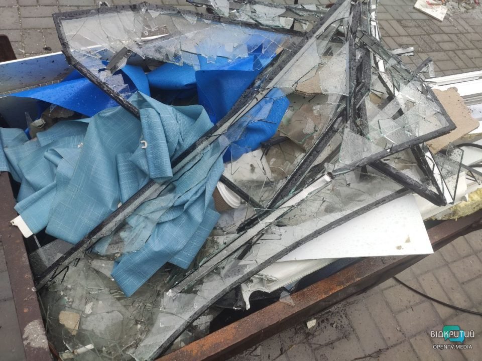 Вибиті вікна і зруйнований дах: наслідки ракетного удару окупантів по приватному підприємству у Дніпрі