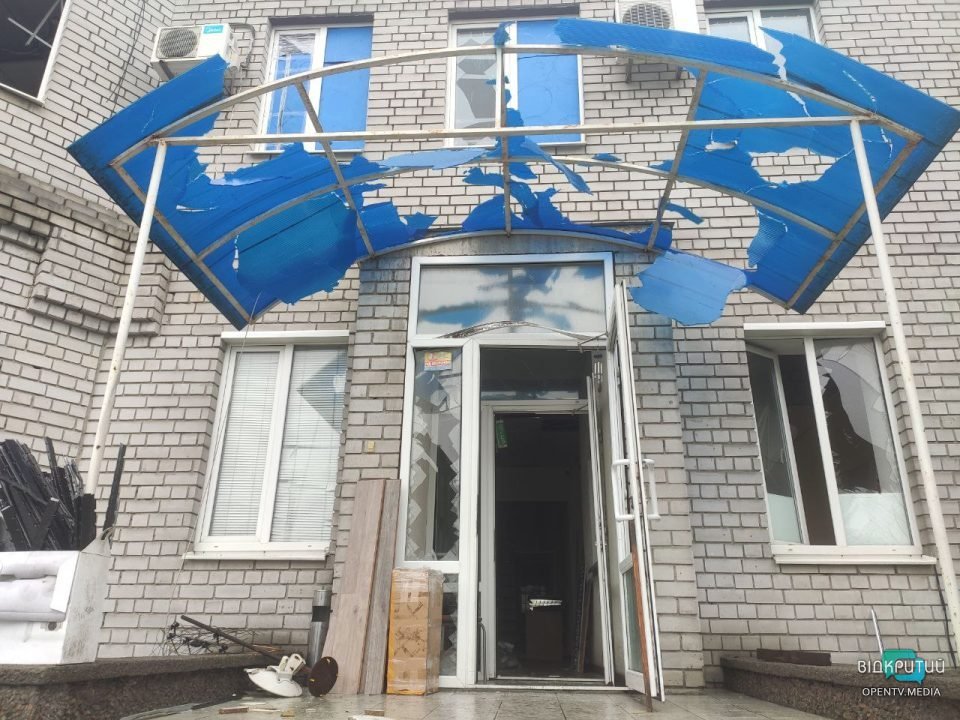 Выбитые окна и разрушеная крыша: последствия ракетного удара оккупантов по частным предприятиям в Днепре - рис. 7
