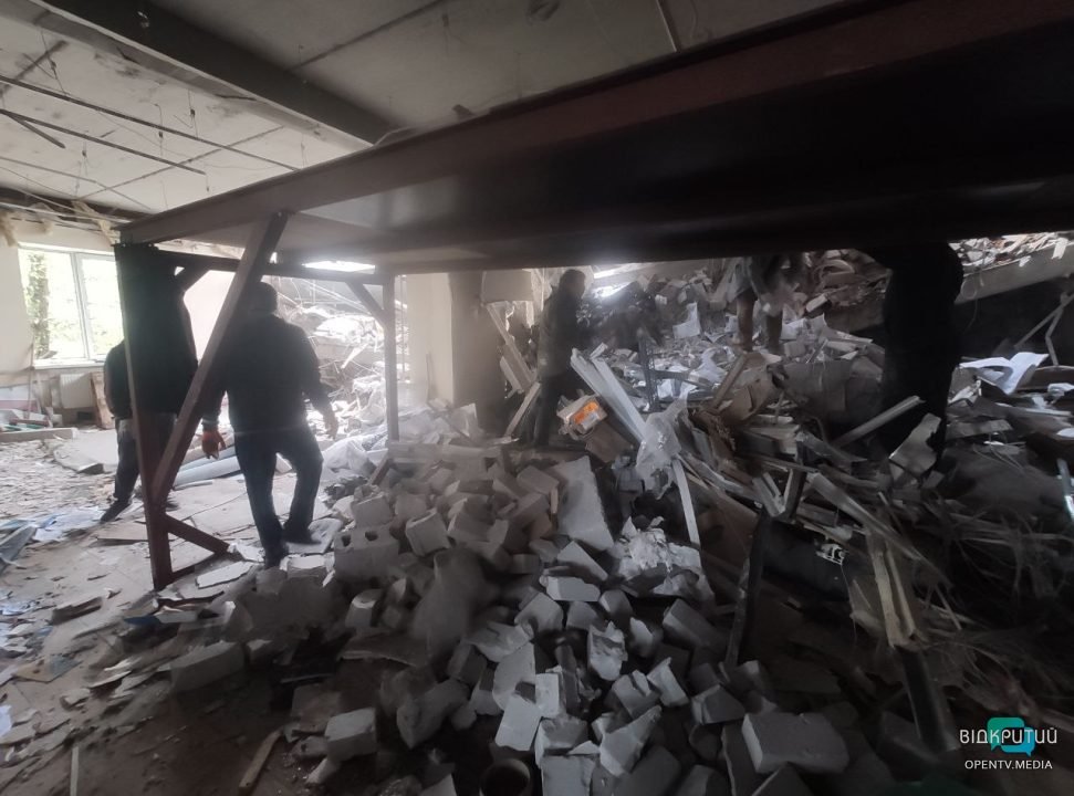 Выбитые окна и разрушеная крыша: последствия ракетного удара оккупантов по частным предприятиям в Днепре - рис. 1