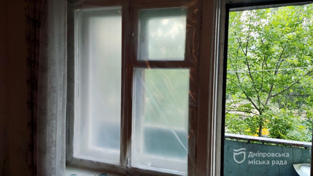У Дніпрі відремонтують усі вибиті вікна у будинках, які постраждали від ракетної атаки  - рис. 2