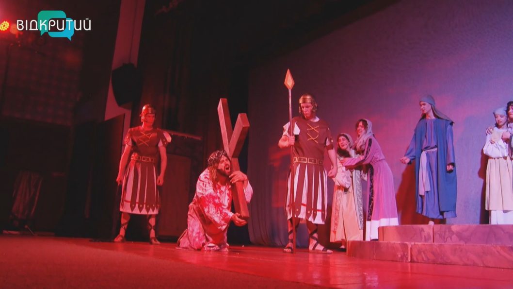 «Він живий»: У Дніпрі показали музично-театральну виставу за християнськими мотивами