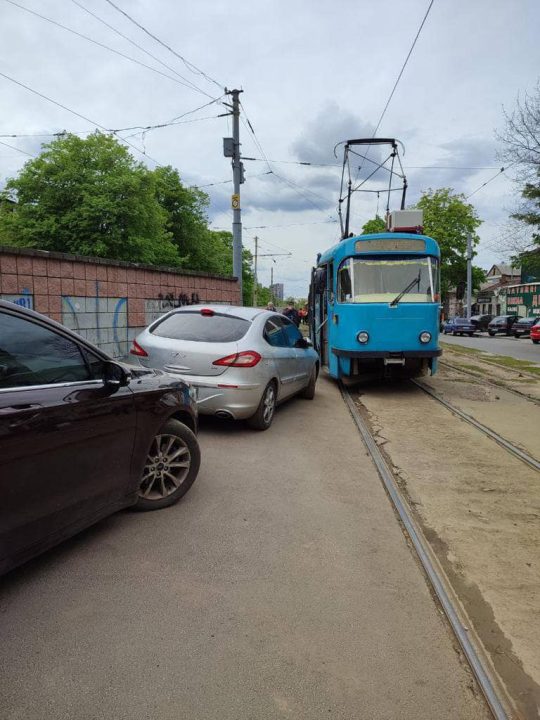 В Днепре водитель создал пробку местных трамваев - рис. 1