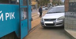 У Дніпрі водій припаркував автівку та перекрив рух трамваю