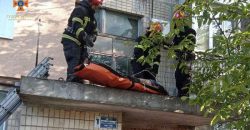 На Дніпропетровщині жінка вціліла після падіння з вікна багатоповерхівки