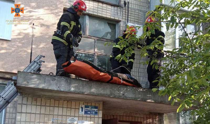 На Дніпропетровщині жінка вціліла після падіння з вікна багатоповерхівки