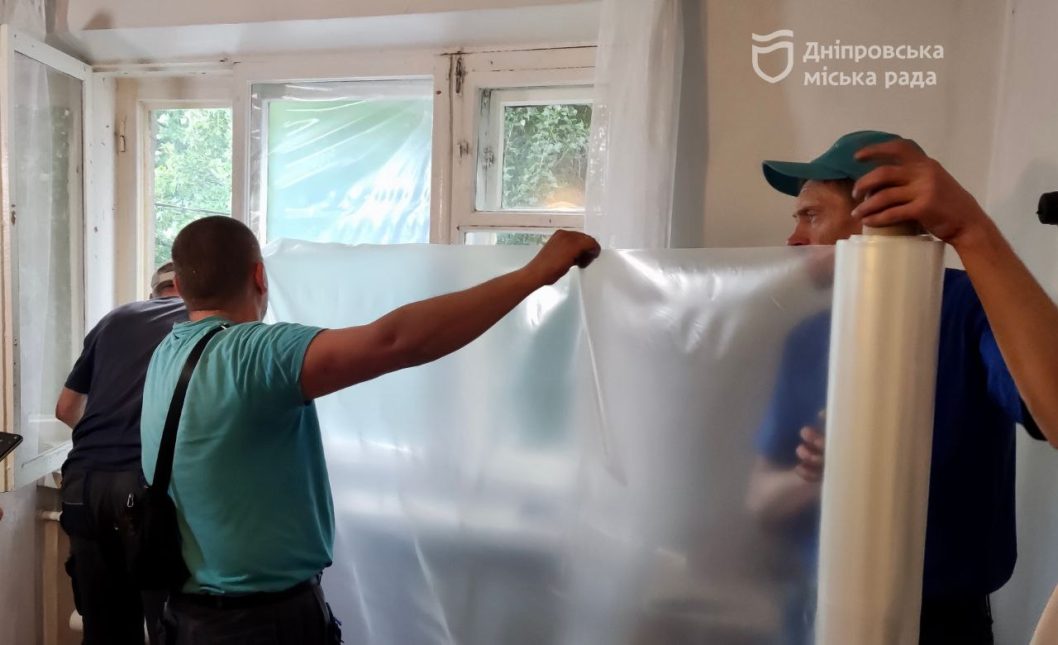 В Днепре отремонтируют все выбитые окна в домах, пострадавших от ракетной атаки - рис. 1