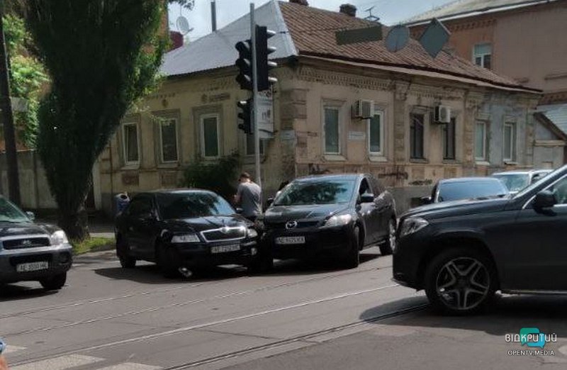 У Соборному районі Дніпра зіштовхнулися Mazda і Skoda: рух частково ускладнено - рис. 1