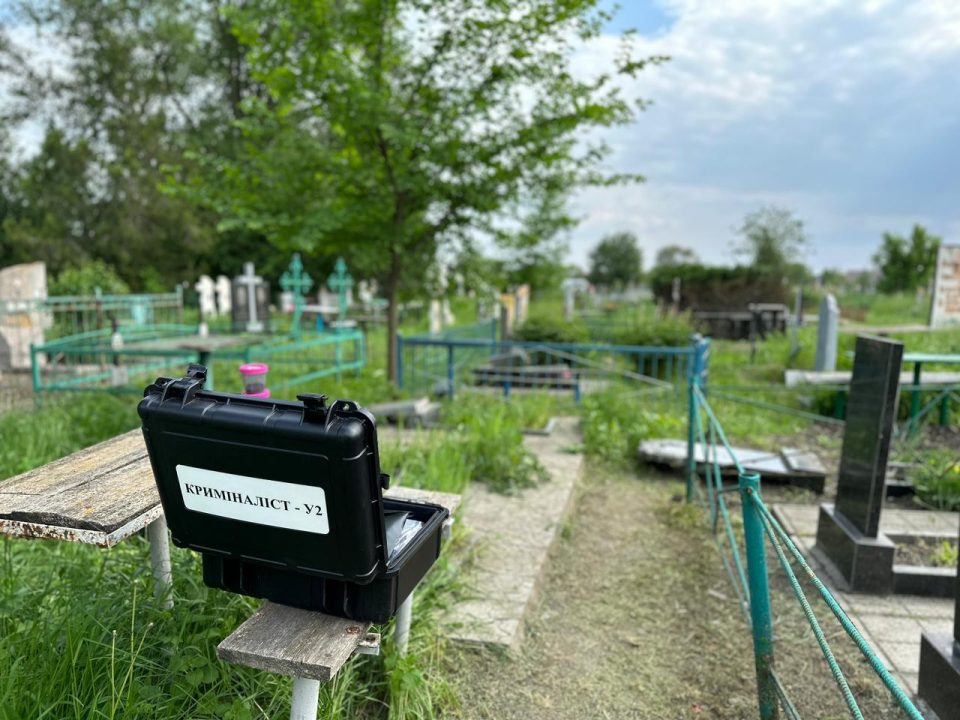 На Днепропетровщине вандал разгромил на кладбище надгробия родителей и односельчан - рис. 1