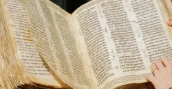 Найдорожча книга за історію людства: у США продали найстарішу біблію у світі