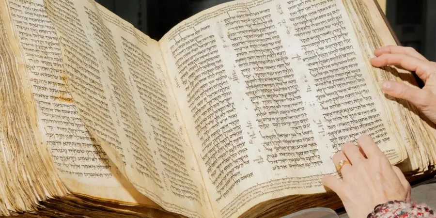 Самая дорогая книга за всю историю человечества: в США продали старейшую Библию в мире - рис. 1