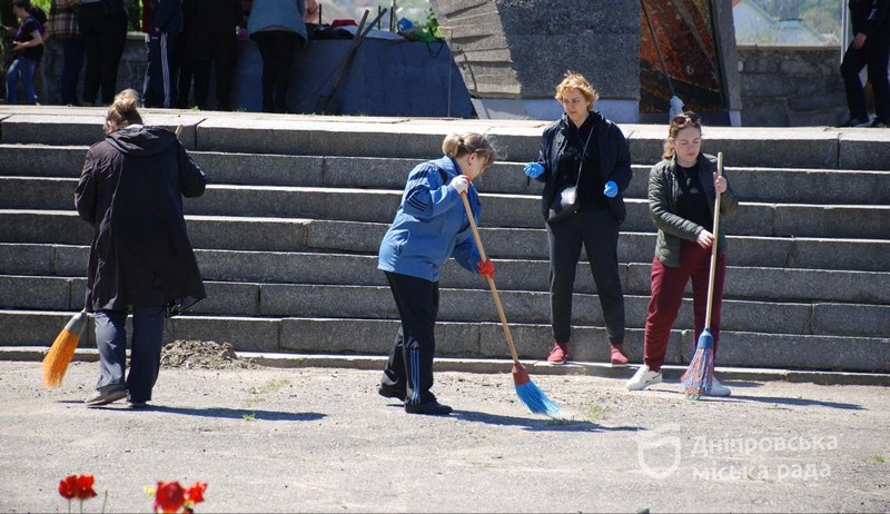 Жители Новокодацкого района во время субботника убрали территорию мемориала «Безымянная высота» - рис. 4