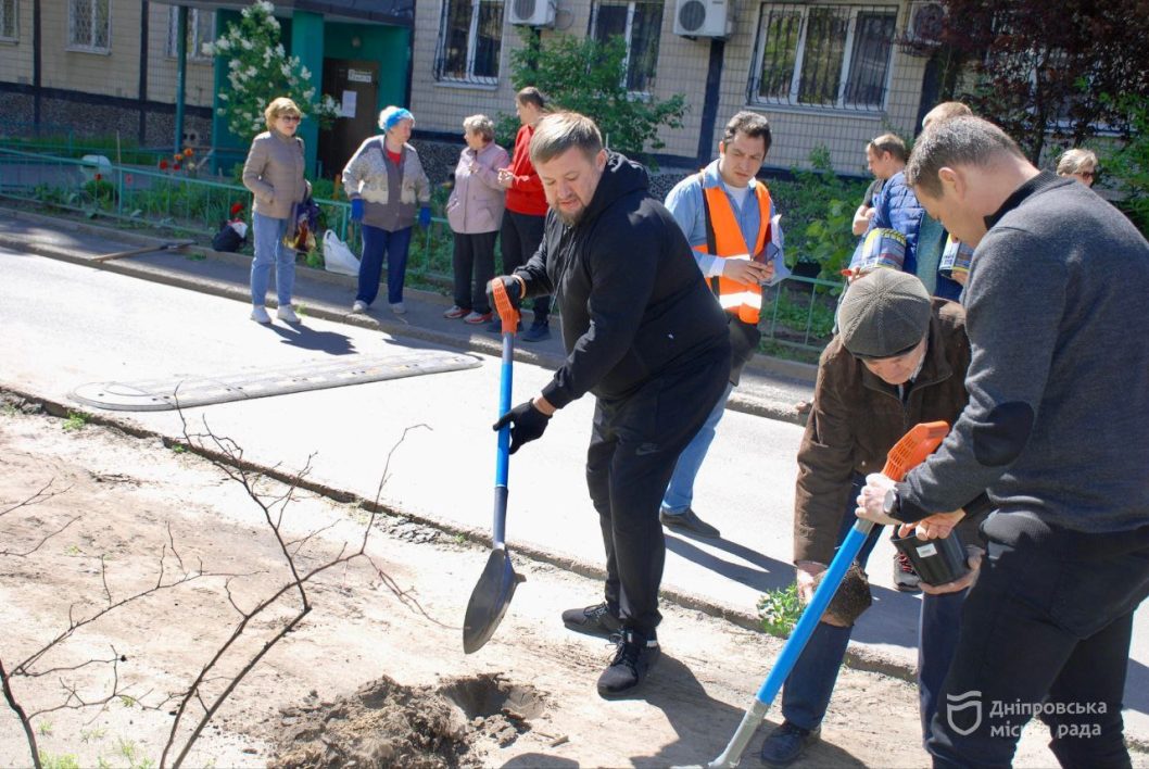 Организовали уборку на 11 локациях: жители АНД района присоединились к субботнику - рис. 4