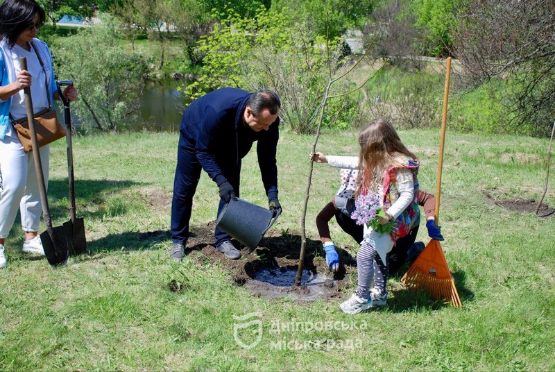 Жители Новокодацкого района во время субботника убрали территорию мемориала «Безымянная высота» - рис. 1