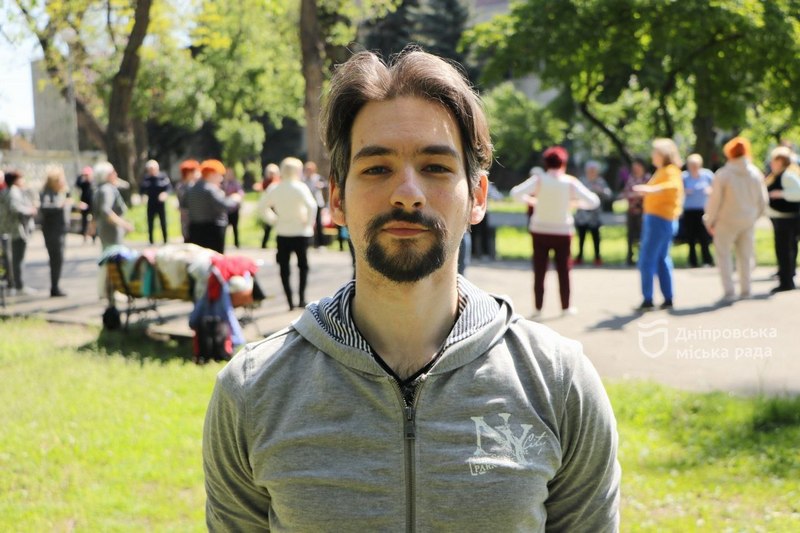 Фізичні вправи з елементами танців: для учасників УТВ проводять оздоровчу гімнастику на свіжому повітрі - рис. 2