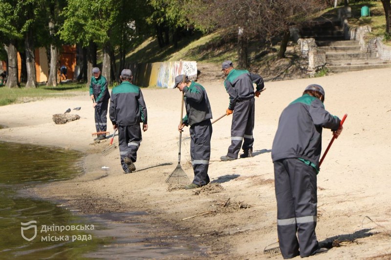 Очищають від намитого сміття: у Дніпрі прибирають території Мануйлівського та Придніпровського пляжів