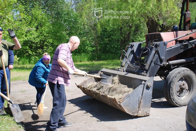 Жители Новокодацкого района во время субботника убрали территорию мемориала «Безымянная высота» - рис. 3