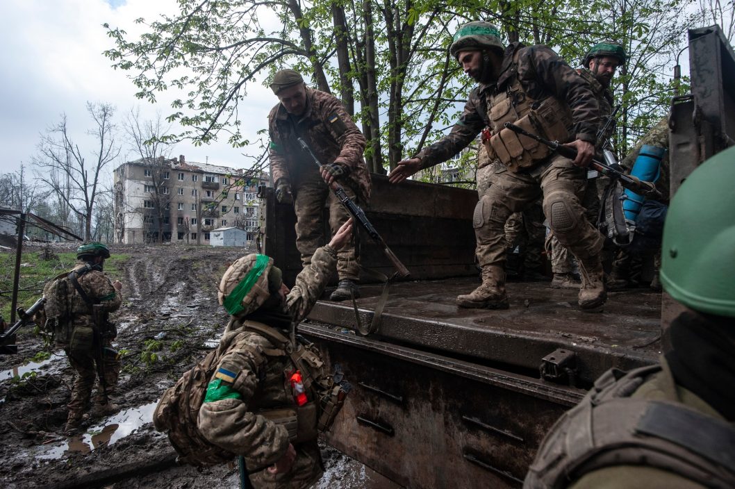 Дніпровська бригада показала, як обороняє Бахмут