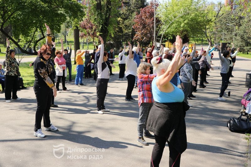 Фізичні вправи з елементами танців: для учасників УТВ проводять оздоровчу гімнастику на свіжому повітрі - рис. 1