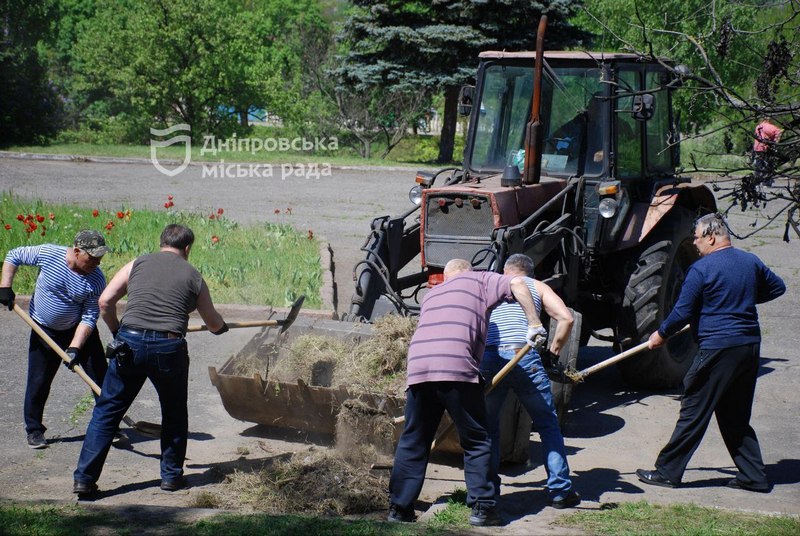 Жители Новокодацкого района во время субботника убрали территорию мемориала «Безымянная высота» - рис. 2