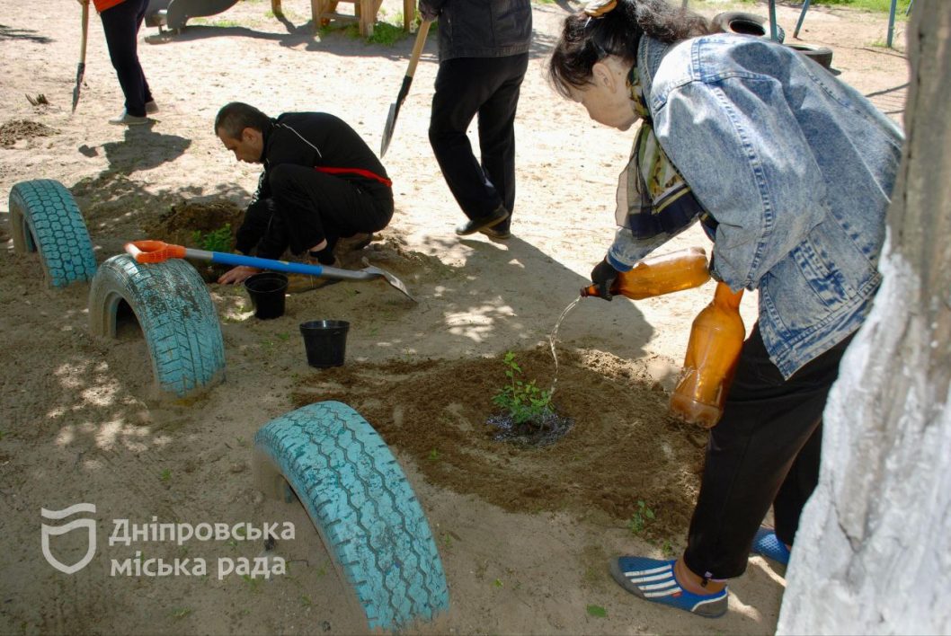 Организовали уборку на 11 локациях: жители АНД района присоединились к субботнику - рис. 7