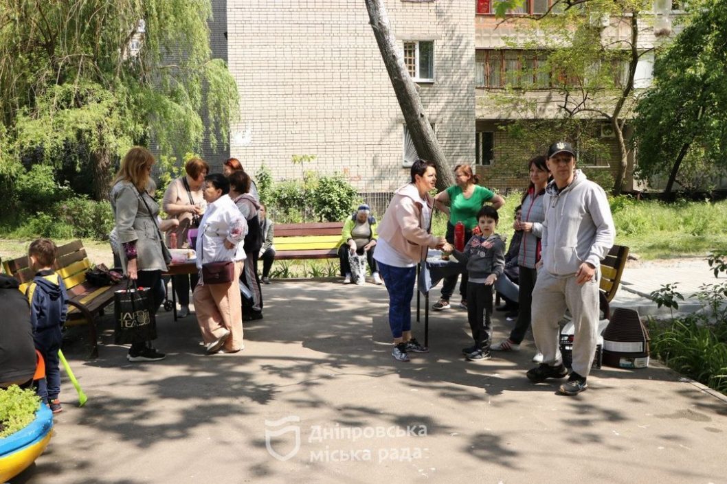 Упорядкували території і висадили квіти: мешканці Соборного району долучилися до суботника