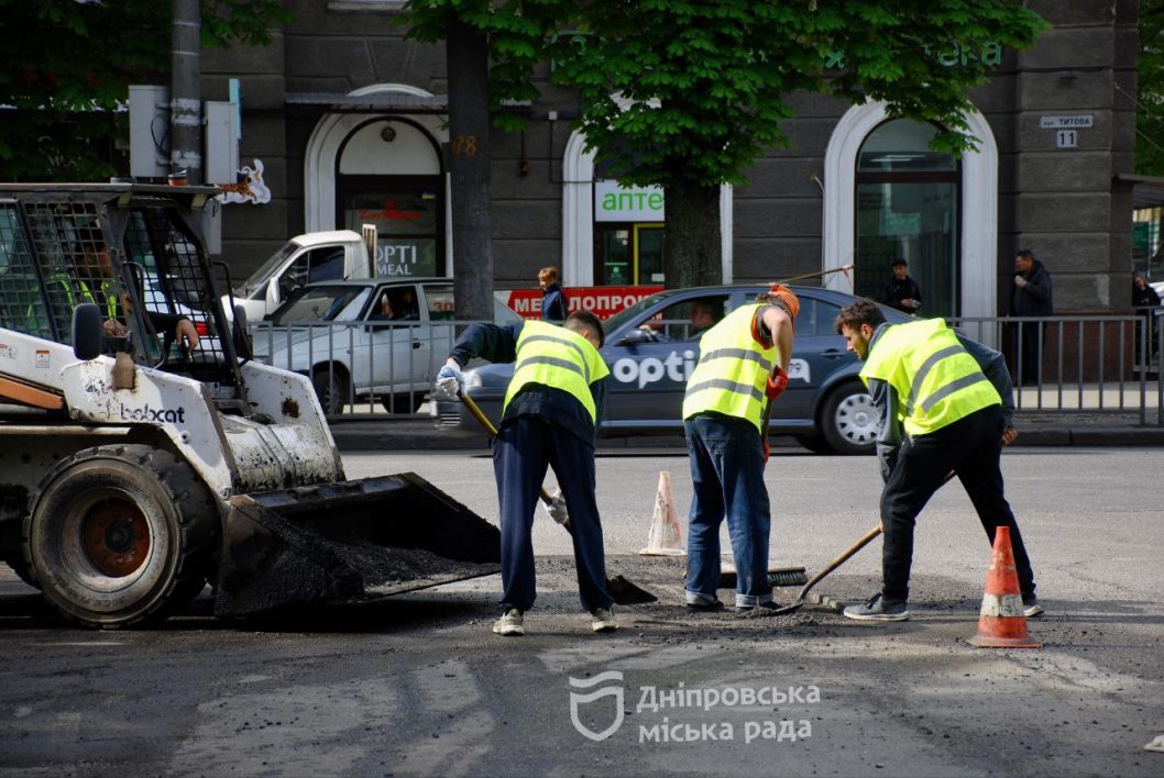 Для безпеки водіїв і пішоходів: у Дніпрі ремонтують дороги та оновлюють дорожню розмітку
