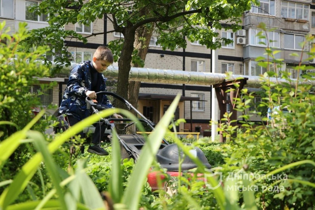 Упорядкували території і висадили квіти: мешканці Соборного району долучилися до суботника