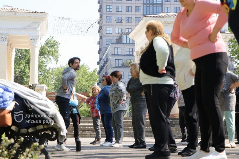Фізичні вправи з елементами танців: для учасників УТВ проводять оздоровчу гімнастику на свіжому повітрі - рис. 3