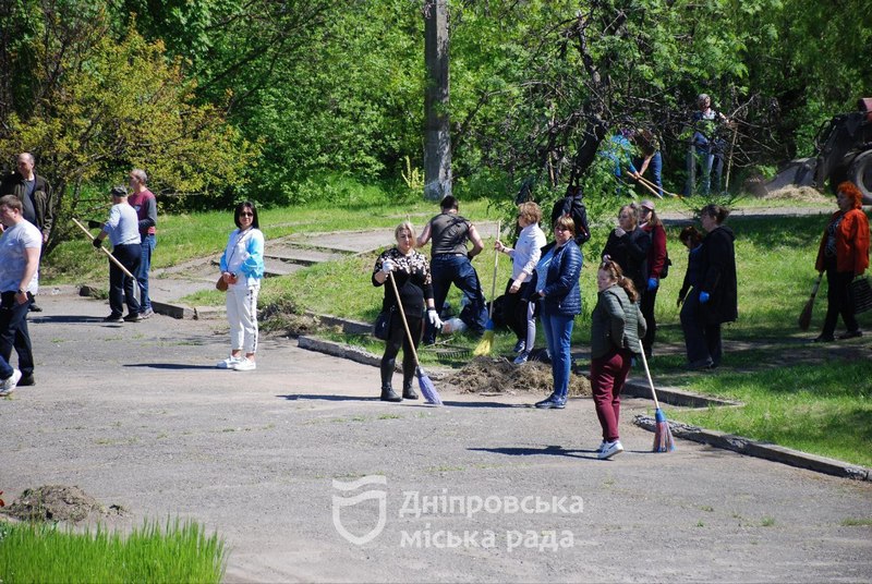 Жители Новокодацкого района во время субботника убрали территорию мемориала «Безымянная высота» - рис. 5