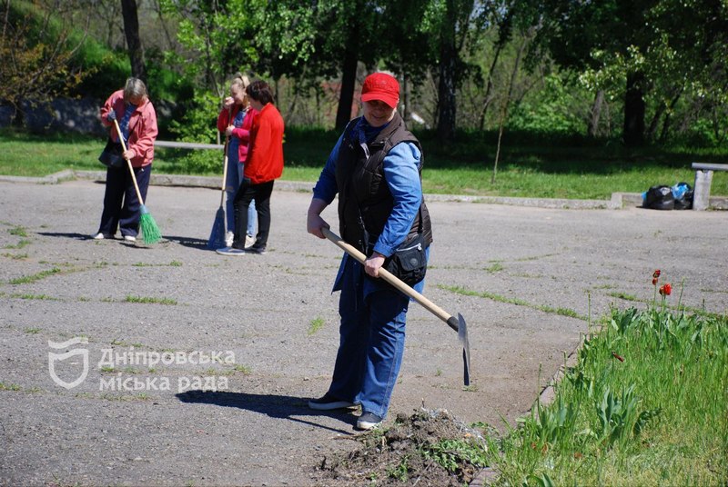 Жители Новокодацкого района во время субботника убрали территорию мемориала «Безымянная высота» - рис. 6