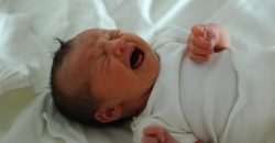 Дитині загрожує небезпека: у Дніпрі горе-матір записує на відео знущання з немовляти - рис. 12