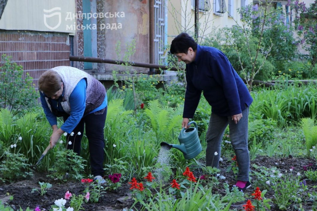 Убрали стихийные свалки, навели порядок на придомовых территориях: в Соборном районе Днепра устроили субботник - рис. 5