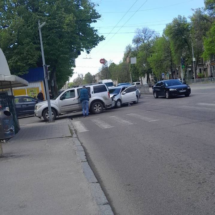 У Дніпрі зіткнулися Opel та Nissan: рух у місці аварії ускладнений