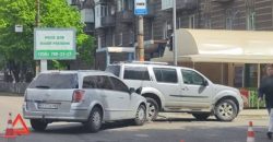 У Дніпрі зіткнулися Opel та Nissan: рух транспорту ускладнено