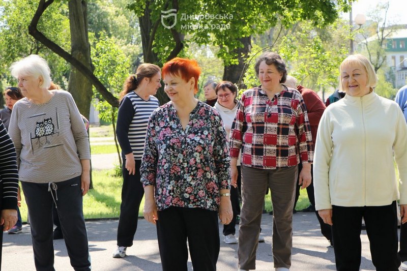 Фізичні вправи з елементами танців: для учасників УТВ проводять оздоровчу гімнастику на свіжому повітрі - рис. 5