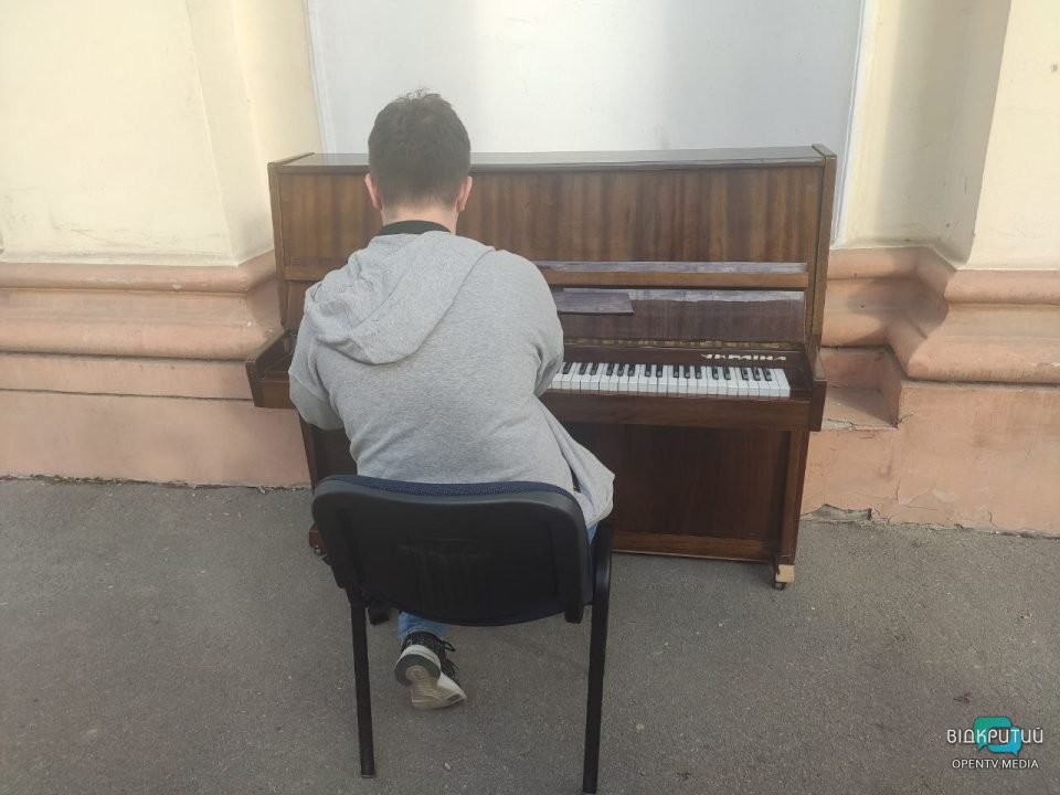 Для підняття настрою: у Дніпрі в парку Глоби школяр встановив піаніно - рис. 1