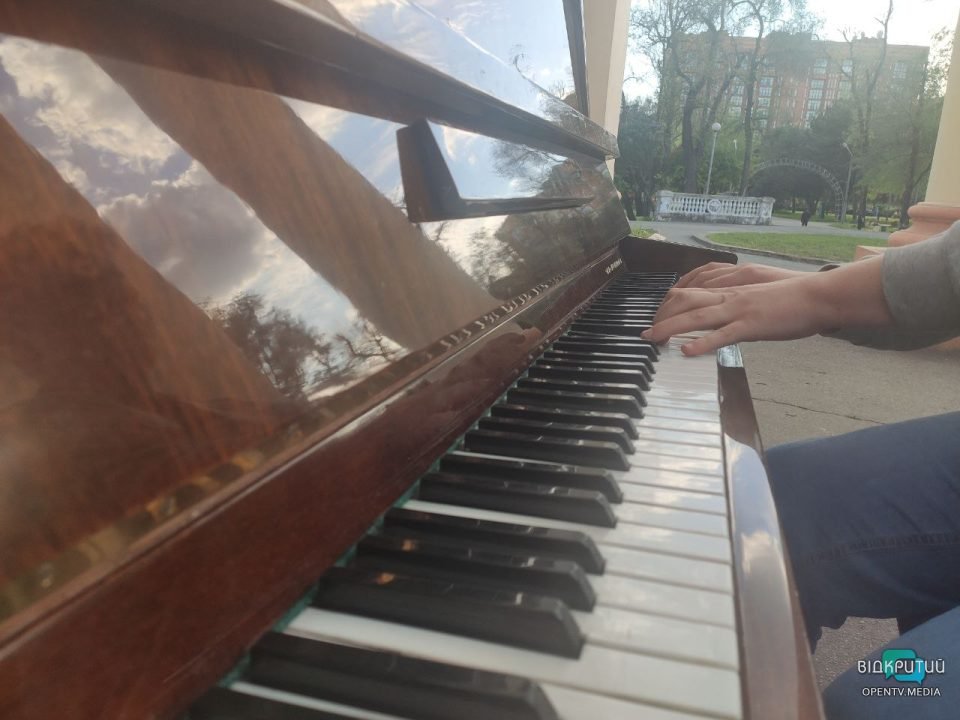 Для підняття настрою: у Дніпрі в парку Глоби школяр встановив піаніно - рис. 2