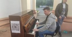 Для підняття настрою: у Дніпрі в парку Глоби школяр встановив піаніно