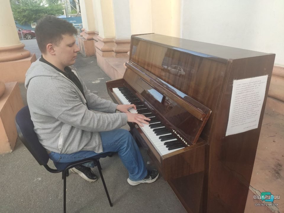 Для підняття настрою: у Дніпрі в парку Глоби школяр встановив піаніно - рис. 3