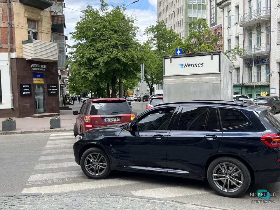Рух транспорту ускладнено: у середмісті Дніпра зіштовхнулися вантажівка і Subaru - рис. 7