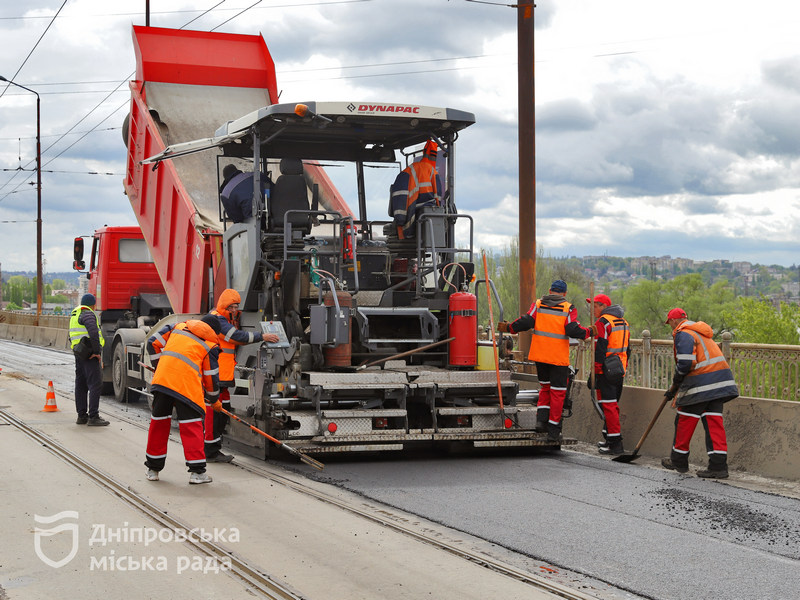 Мер Дніпра перевірив, як проходить ремонт покриття на Амурському мосту