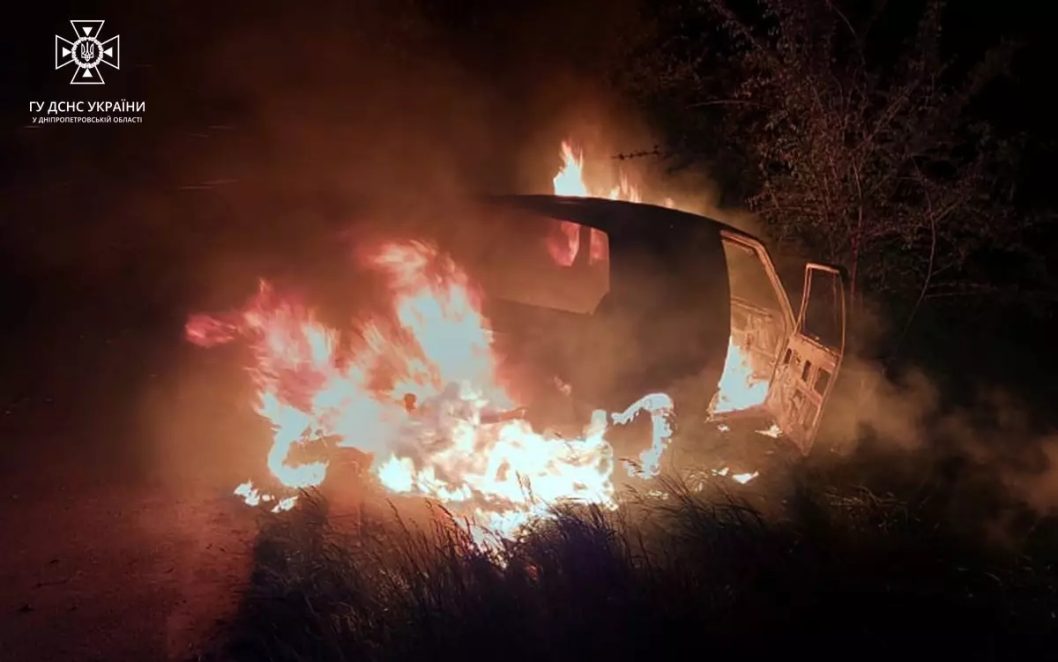 На Дніпропетровщині вщент згоріли два автомобіля - рис. 1